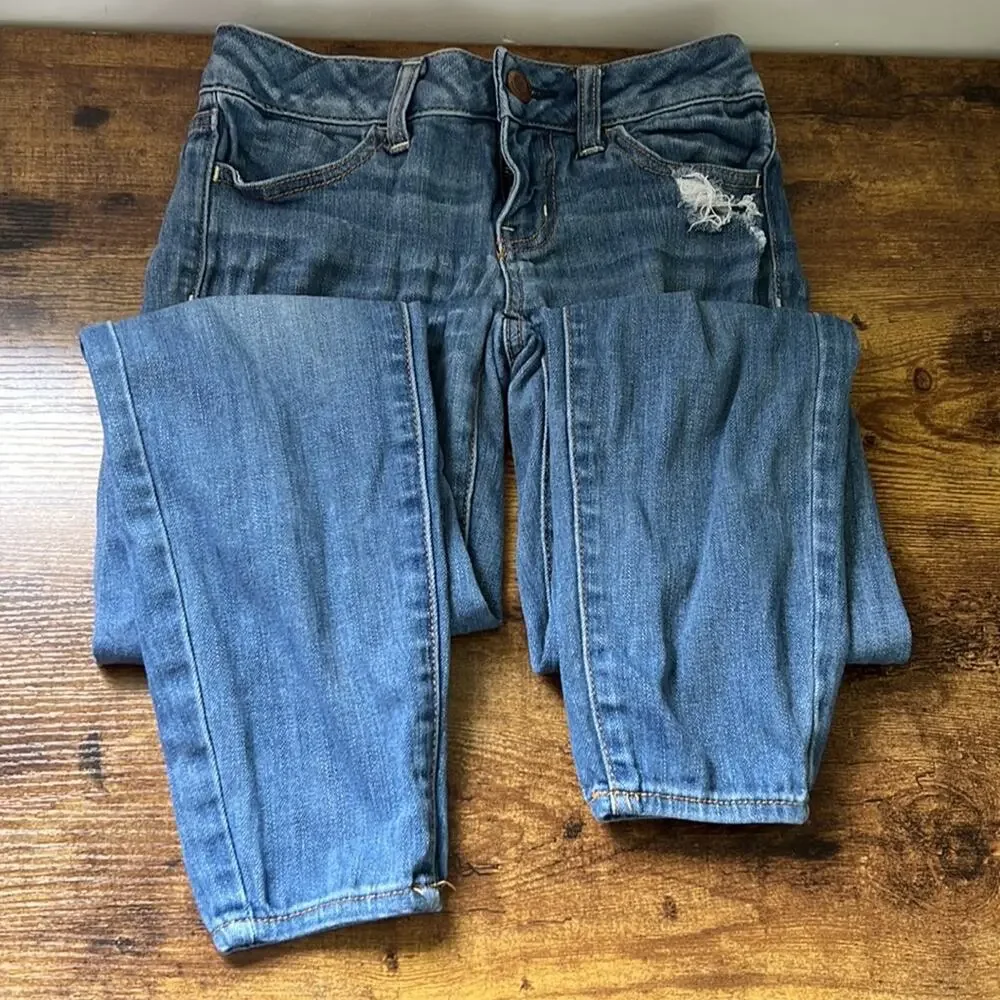 American Eagle Light Wash Distressed Jegging Skinny Pants